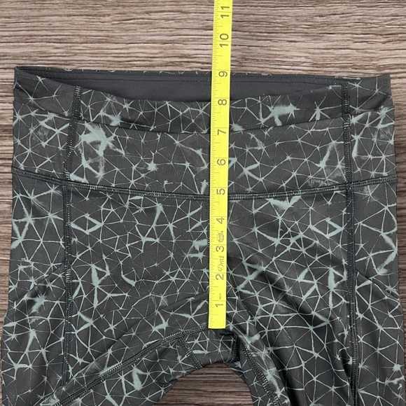 Lulelemon Black & Gray Constellation Print Wonder Under 7/8 Length Leggings 4 - Picture 15 of 16